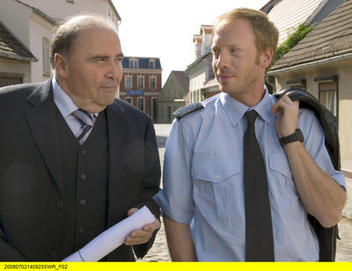 Lambert Hamel als Bürgermeister HermannBullwieser zusammen mit JohannvonBülow (Dorfpolizist Ulli) in der TV-Komödie "Willkommen im Westerwald" (2008); Copyright SWR