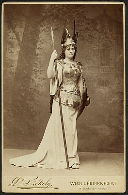 Hedwig Bleibtreu im Sommer 1896 als Brunhilde in "Die Nibelungen" von Friedrich Hebbel; Urheber: Josef Szkely (1838-1901); Quelle: theatermuseum.at; (Inventarnummer: FS_PK268236alt) Copyright: KHM-Museumsverband; Lizenz: CC BY-NC-SA 4.0