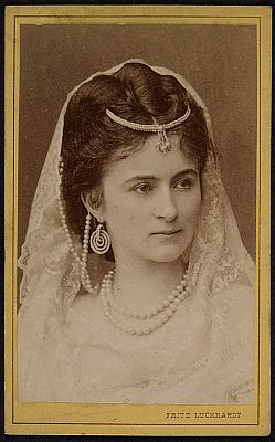 Rollenportrait Amanda Lindner um 1895; Urheber: Fritz Luckhardt (18431894), Wien: Quelle: theatermuseum.at; Inventarnummer: FS_PV194992alt; Copyright: KHM-Museumsverband; Lizenz: CC BY-NC-SA 4.0