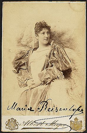  Maria Reisenhofer (Zivilportrait) um 1895 auf einer Knstlerkarte, fotografiert von Albert Meyer (18571924); Quelle: theatermuseum.at; Inv. Nr.: FS_PK263623alt; Lizenz: CC BY-NC-SA 4.0