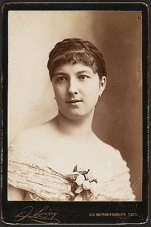 Maria Reisenhofer (Zivilportrait) auf einer Knstlerkarte, fotografiert um 1890 von Josef Lwy (18341902); Quelle: theatermuseum.at; Inv. Nr.: FS_PK246520alt; Lizenz: CC BY-NC-SA 4.0