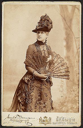 Maria Reisenhofer (Zivilportrait) auf einer Knstlerkarte, fotografiert um 1890 von Emil Tiedemann (*vor1858; wohl1892); Quelle: theatermuseum.at; Inv. Nr.: FS_PG263841alt; Lizenz: CC BY-NC-SA 4.0