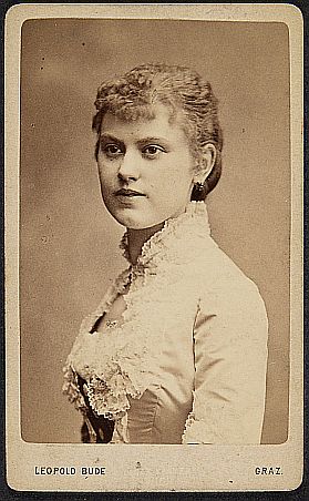 Pauline Schweighofer fotografiert von Leopold Bude4) (18401907); Quelle: theatermuseum.at; Inv. Nr.: FS_PV248463alt; Copyright KHM-Museumsverband; Lizenz: CC BY-NC-SA 4.0