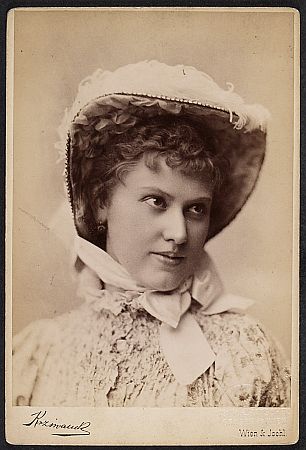 Pauline Schweighofer um 1890  fotografiert von Rudolf Krziwanek1) (18431905); Quelle: theatermuseum.at; Inv. Nr.: FS_PK249621alt; Copyright KHM-Museumsverband; Lizenz: CC BY-NC-SA 4.0