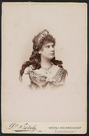 Pauline Schweighofer 1898 in der Rolle der Medea, fotografiert von Dr. Josef Szkely (18381901); Quelle: theatermuseum.at; Inv. Nr.: FS_PK249691alt; Copyright KHM-Museumsverband; Lizenz: CC BY-NC-SA 4.0