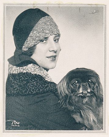 Hertha von Walther mit Hund, fotografiert von Madame dOra (1907–1981), Paris; Quelle: theatermuseum.at; Inv. Nr.: FS_PDU260985alt; Copyright Madame dOra/KHM-Museumsverband; Lizenz: CC BY-NC-SA 4.0
