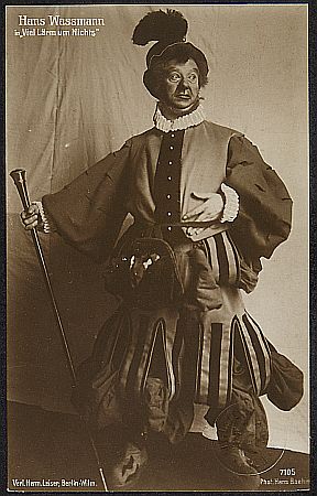 Hans Wassmann in "Viel Lrm um nichts", fotografiert von Hans Bhm (18901950); Quelle: theatermuseum.at; Inv. Nr.: FS_PP258416alt; Copyright KHM-Museumsverband; Lizenz: CC BY-NC-SA 4.0