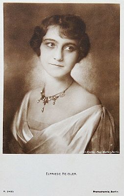 Elfriede Heisler auf einer Fotografie von Mac Walten (18721944?); Quelle: cyranos.ch; Lizenz: gemeinfrei