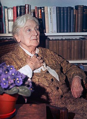 Portrait von Dame Sybil Thorndike in ihrem Haus in Chelsea (London), aufgenommen im Jahre 1972 von Allan Warren1) (www.allanwarren.com); Lizenz: CC BY-SA 3.0;  Quelle: Wikimedia Commons