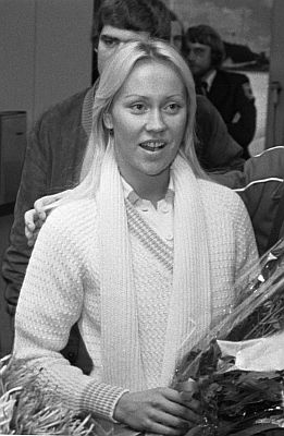 Agnetha Fltskog am 19. November 1976 in den Niederlanden bzw. bei Ankunft auf dem Flughafen Amsterdam Schiphol; Rechteinhaber: Nationaal Archief (Den Haag, Rijksfotoarchief; Bestandsnummer 928-8964); Urheber/Fotograf: Bert Verhoeff / Anefo; Quelle: Wikimedia Commons (Ausschnitt des Originalfotos); Lizenz:CC0 1.0 (Verzicht auf das Copyright)