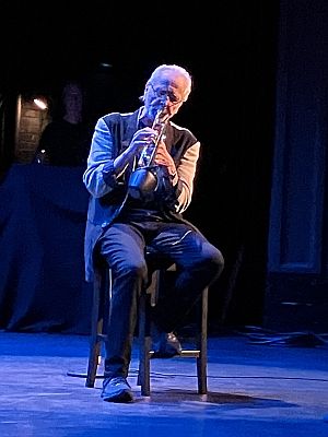 Herb Alpert anlässlich eines Konzerts am 7. April 1923 im "McPherson Theatre" in Victoria (British Columbia, Kanada); Urheber: Blake Handley; Lizenz; CC BY 2.0; Quelle: Wikimedia Commons
