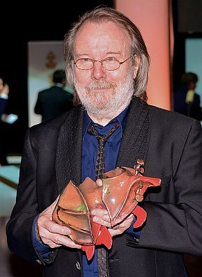 Benny Andersson mit dem ihm am 21. Januar 2013 vom "Schwedischen Filminstitut" anlässlich der Fernseh-Gala ("Guldbaggegalan") verliehenen Preis "Guldbagge" in der Kategorie "Beste Filmmusik" für den Dokumentarfilm "Palme" (2012) über den Staatsmann Olof Palme; Urheber: Frankie Fouganthin; Lizenz: CC BY-SA 3.0; Quelle: Wikimedia Commons