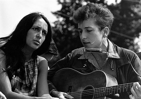 Joan Baez und Bob Dylan am 28. August 1963 beim legendären "Civil Rights March"; Urheber: Rowland Scherman; Quelle: Wikimedia Commons von NAID (ID 542021); Lizenz: gemeinfrei