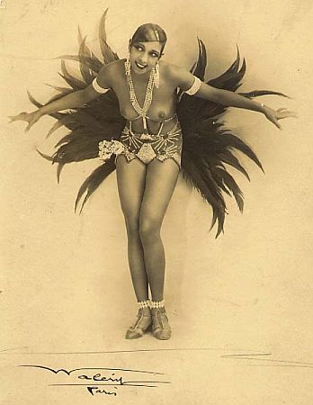 Josphine Baker 1927 in "La Revue des Revues"; Urheber: Lucien Walry (18631935); Quelle: Wikimedia Commons; Diese Bild- oder Mediendatei ist gemeinfrei, weil ihre urheberrechtliche Schutzfrist abgelaufen ist.