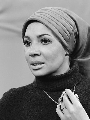 Shirley Bassey am 11. Januar 1971 in einer niederl�ndischen TV-Show; Rechteinhaber: Nationaal Archief�(Den Haag, Rijksfotoarchief; Bestandsnummer: 924-1645); Urheber/Fotograf: Rob Mieremet / Anefo; Quelle: Wikimedia Commons (Ausschnitt des Originalfotos); Lizenz:  CC0 1.0 (Verzicht auf das Copyright)