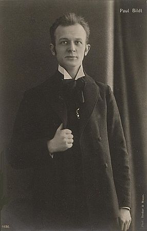 Paul Bildt um 1920 auf einer Photopostkarte des Ateliers "Becker & Maass" (Otto Becker / Heinrich Maass), das zwischen 1893 und 1938 in Berlin existierte.; Quelle: Wikimedia Commons; Lizenz: gemeinfrei