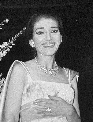 Maria Callas am 11. Juli 1959 nach einem Konzert in Amsterdam; Rechteinhaber: Nationaal Archief (Den Haag, Rijksfotoarchief; Bestandsnummer: 910-5167); Urheber/Fotograf: Joop van Bilsen/ Anefo; Quelle: Wikimedia Commons (Ausschnitt des Originalfotos); Lizenz:  CC0 1.0 (Verzicht auf das Copyright)