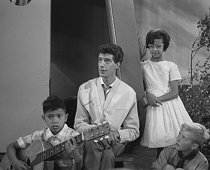 Rudi Carrell mit der Sngerin Sandra Reemer (19502017) und deren 10-jhrigen Bruder Franky (l.) im September 1962 in "De Rudi Carrell Show"; Rechteinhaber: Nationaal Archief (Den Haag1), Rijksfotoarchief; Bestandsnummer: 914-3281); Urheber/Fotograf: F. N. Broers/Anefo; Quelle: Wikimedia Commons; Lizenz:CC0 (Verzicht auf das Copyright)