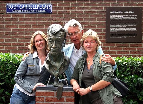 Das "Rudi-Carrell-Denkmal" wurde am 7. Juli 2007auf dem "Rudi Carrellplaats" in Alkmaar (Holland) enthüllt – eingerahmt von den Carrell-Töchtern Caroline (l.) und Annemieke Kesselaar sowie Rudi Carrells Bruder Aad Kesselaar; Urheberin/Copyright Ilona Eggers (Egno): Lizenz: CC-BY-SA 2.5; Quelle: Wikimedia Commons