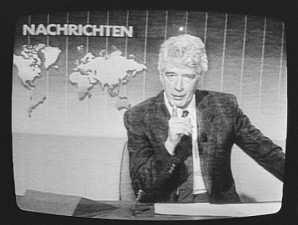 "Rudis Tagesshow":  Datierung: 24. Februar 1987; Info: Der umstrittene "Ajatollah-Gag" wurde von der VARA nicht ausgestrahlt; Rechteinhaber: Nationaal Archief (Den Haag, Rjksfotoarchief; Bestandsnummer: 933-9026); Urheber/Fotograf: Rob Bogaerts / Anefo; Quelle: Wikimedia Commons; Lizenz: CC0 1.0 (Verzicht auf das Copyright)