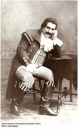 Enrico Caruso 1902 als Cavaradossi in "Tosca; Urheber: Aim Dupont (18421900); Lizenz: Diese Bild- oder Mediendatei ist gemeinfrei,weil ihre urheberrechtliche Schutzfrist abgelaufen ist. Quelle: Wikimedia Commons