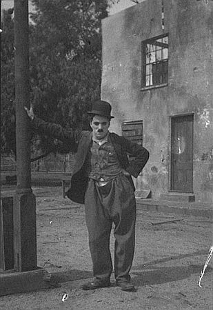 Charles Chaplin in der Rolle des "Tramp", um 1918; Urheber: Charles C. Zoller (18541934); Quelle: Wikipedia bzw. Wikimedia Commons von "George Eastman House Publishing Trust". Diese Bild- oder Mediendatei ist gemeinfrei, weil ihre urheberrechtliche Schutzfrist abgelaufen ist. Dies gilt für die Europäische Union, die Vereinigten Staaten, Australien und alle weiteren Staaten mit einer gesetzlichen Schutzfrist von 70Jahren nach dem Tod des Urhebers.