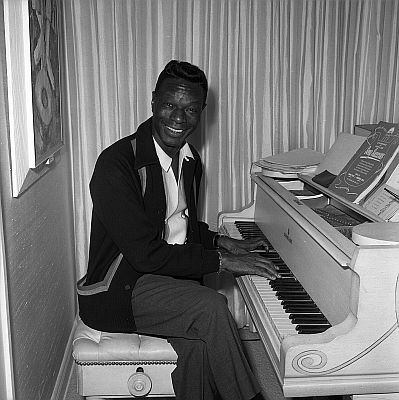 Nat "King" Cole 1964 am Klavier in seinem Domizil in Los Angeles; Quelle: Wikimedia Commons von "UCLA Library Digital Collection"; Urheber: "Los Angeles Times"; Lizenz: CC BY 4.0 Deed