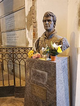 Corelli-B�ste am Grab im "Cimitero Monumentale"; Urheber des Fotos: Georg Longino; Lizenz: CC BY-SA 4.0; Quelle: Wikimedia Commons