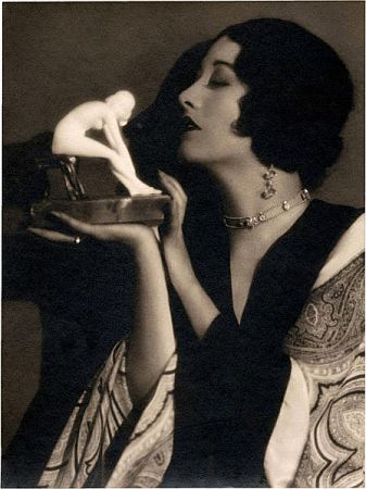 Joan Crawford etwa 1930 auf einer Fotografie von Ruth Harriet Louise (19031940); Quelle: Wikimedia Commons