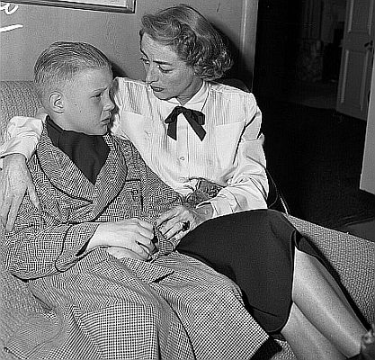 Joan Crawford und Sohn Christopher 1951; Quelle: Wikimedia Commons (Ausschnitt des Originalfotos) von "UCLA Library Digital Collection"; Urheber: "Los Angeles Times"; Lizenz: CC BY 4.0 Deed