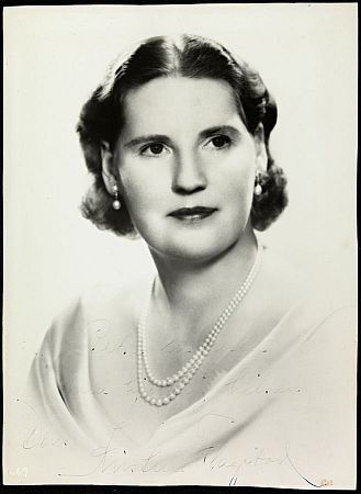 Portrait von Kirsten Flagstad ca. 19401945; Rechteinhaber/Urheber: Nasjonalbiblioteket/Unbekannter Fotograf; Quelle: Wikimedia Commons von www.flickr.com; Lizenz: CC BY 2.0