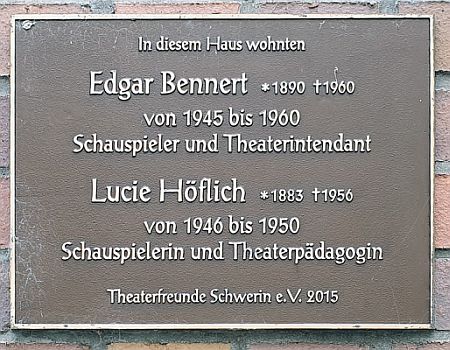 Gedenktafel fr Edgar Bennert1) und Lucie Hflich; am Haus "Kleiner Moor 11" in Schwerin; Urheber: OTFW, Berlin; Lizenz: CC BY-SA 3.0