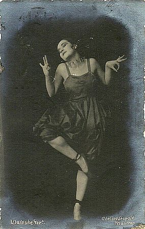 Valeska Gert 1918 in "Tanz in Orange"; Urheber: Atelier Leopold, Mnchen; Quelle: Wikimedia Commons von www,flickr.com; Lizenz: gemeinfrei