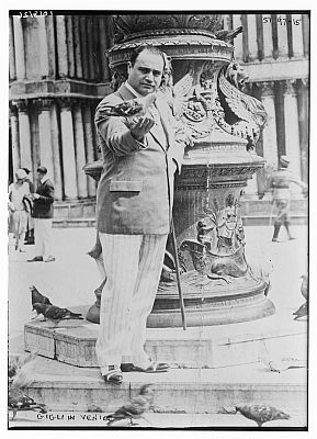 Beniamino Gigli (ca. 1915�1920) in Venedig; dieses Foto ist Bestandteil der "George Grantham Bain collection" der US-amerikanischen Library of Congress, abrufbar unter der digitalen&nbsp;ID ggbain.31270 in der Abteilung f�r Drucke und Fotografien. Gem�� der Bibliothek gibt es keine Copyright-Restriktionen.