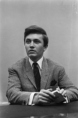 Rex Gildo am 2. Oktober 1964 bei der Ankunft am Flughafen Amsterdam Schiphol: Rechteinhaber: Nationaal Archief (Den Haag, Rijksfotoarchief; Bestandsnummer: 916-95940); Urheber/Fotograf: Harry Pot / Anefo; Quelle: Wikimedia Commons; Lizenz: CC0 1.0 (Verzicht auf das Copyright)