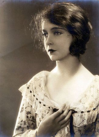Lillian Gish ca. 1930, fotografiert von Ruth Harriet Louise (19031940); Quelle: Wikimedia Commons; Lizenz: gemeinfrei