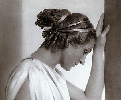 Nora Gregor, 1937 fotografiert von Franz Xaver Setzer (18861939), als Prinzessin Thaisa in dem Shakespeare-Drama "Perikles, Prinz von Tyrus" Quelle: Wikimedia Commons; Lizenz: gemeinfrei
