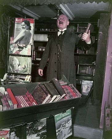 Heinrich Gretler als der Buchhndler in "Die kleine Niederdorfoper", in einer Auffhrung aus dem Jahre 1956; dieses Bild stammt aus der Sammlung (Bildarchiv)  der ETH-Bibliothek und wurde auf Wikimedia Commons im Rahmen einer Kooperation mit Wikimedia CH verffentlicht