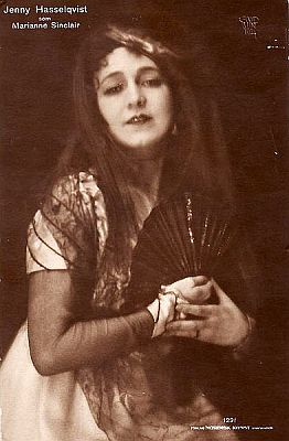 Jenny Hasselqvist als Marianne Sinclaire in "Gösta Berling", fotografiert von Henry B. Goodwin (18781931); Quelle: Wikimedia Commons; "Nordisk Konst"-Karte Nr. 1291; Lizenz: gemeinfrei