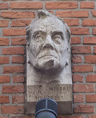 Abbildung Bste Paul Henckels in der Rolle des Schneider Wibbel am Eingangs der "Schneider-Wibbel-Gasse" in Dsseldorf; Quelle: Wikimedia Commons; Lizenz: gemeinfrei