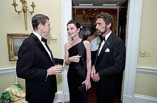 Audrey Hepburn mit ihrem Lebensgefährten Robert Wolders und US-Präsident Ronald Reagan am 2. Mai 1981 anlässlich eines Dinners im "Weißen Haus"; Quelle: Wikimedia Commons von catalog.archives.gov; Lizenz: gemeinfrei (Access: Unrestricted)