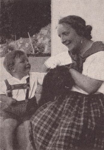 Hermine Körner und ihr Enkel Peter Götz (19221942); Urheber: Hermann Luyken (Chronikblätter der Familie Luyken (1961)); Lizenz CC-BY-SA 3.0.; Quelle: Wikimedia Commons bzw. Wikipedia
