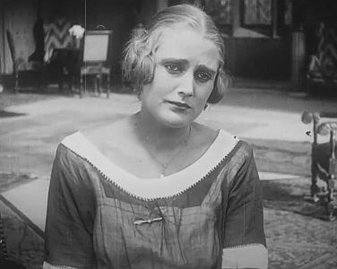 Szene mit Dary Holm aus dem Stummfilm "Hynen der Welt" (1921); Quelle: Wikimedia Commons; Lizenz: CC BY-SA 4.0