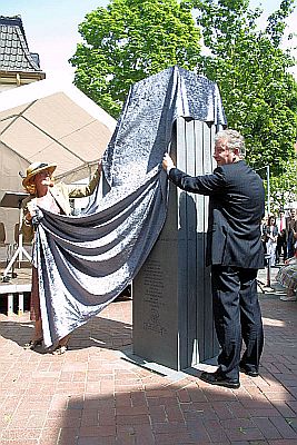 Christiane Rasche-Hsch und der Brgermeister der Stadt Moers Norbert Ballhaus enthllen am 6.Mai2007 die fnf Granittafeln auf dem neuen "Hanns-Dieter-Hsch-Platz" in Moers: Urheber: Harald Ghde; Lizenz: CC BY 3.0; Quelle: WikimediaCommons