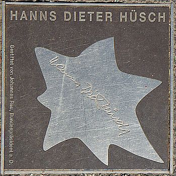 "Sterne der SatireWalk of Fame des Kabaretts" in Mainz (Stern Nr. 27) von Hanns Dieter Hsch; Urheber/: Olaf Kosinsky; Lizenz: CC BY-SA 3.0 DE; Quelle: Wikimedia Commons