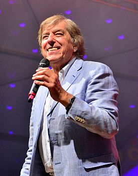 Bata Illic 2015 beim "Schlagermove" in Hamburg-St. Pauli; Urheber: Frank Schwichtenberg; Lizenz: CC BY-SA 3.0; Quelle: Wikimedia Commons