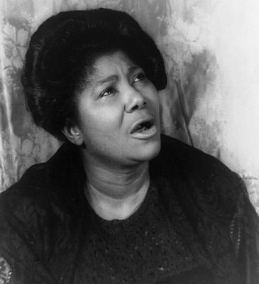 Mahalia Jackson Mitte April 1962; Quelle: Wikimedia Commons (Ausschnitt des Originalfotos) von der "Carl Van Vechten photograph collection" der "Library of Congress" (Carl Van Vechten1);  1880�1964) (Reproduction Nr. ID cph.3b37657): Lizenz: gemeinfrei