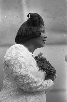 Mahalia Jackson am 7. Mai 1964 bei einem Konzert in Utrecht; Rechteinhaber: Nationaal Archief&nbsp;(Den Haag,Rijksfotoarchief; Bestandsnummer: 916-4052); Urheber/Fotograf: Hugo van Gelderen / Anefo; Quelle: Wikimedia Commons; Lizenz:  CC0 1.0 (Verzicht auf das Copyright)&nbsp;