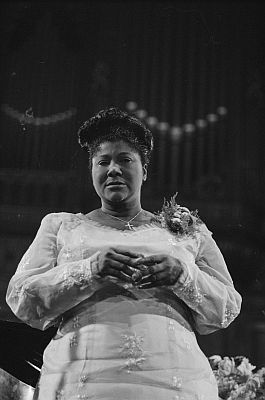 Mahalia Jackson am 1. Mai 1961 bei einem Konzert im "Kongresshaus Z�rich", Urheber: "Comet Photo" ("Comet Photo AG", Z�rich); dieses Bild stammt aus der Sammlung (Bildarchiv)  der ETH-Bibliothek und wurde auf Wikimedia Commons im Rahmen einer Kooperation mit Wikimedia CH ver�ffentlicht; Quelle: www.e-pics.ethz.ch; Urheber: Comet Photo AG (Com_L10-0125-0002.tif);
