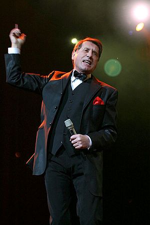 Udo Jrgens 2006 bei einem Konzert; Urheber: Dominik Beckmann; Lizenz: CC BY-SA 3.0 NL; Quelle: Wikimedia Commons